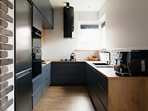 Kuchnia-grafit, biel i drewno - Średnia otwarta biała z zabudowaną lodówką z lodówką wolnostojącą kuchnia w kształcie litery u z oknem, styl nowoczesny - zdjęcie od Renee's Interior Design