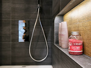Grafitowo-drewniana łazienka - Mała bez okna z punktowym oświetleniem łazienka, styl nowoczesny - zdjęcie od Renee's Interior Design