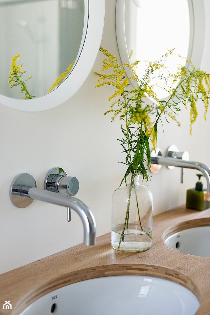 Łazienka wabi-sabi - Mała bez okna z lustrem z dwoma umywalkami łazienka, styl minimalistyczny - zdjęcie od Renee's Interior Design