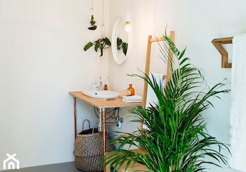 Umiłowanie prostoty - Mała na poddaszu bez okna łazienka, styl minimalistyczny - zdjęcie od Renee's Interior Design