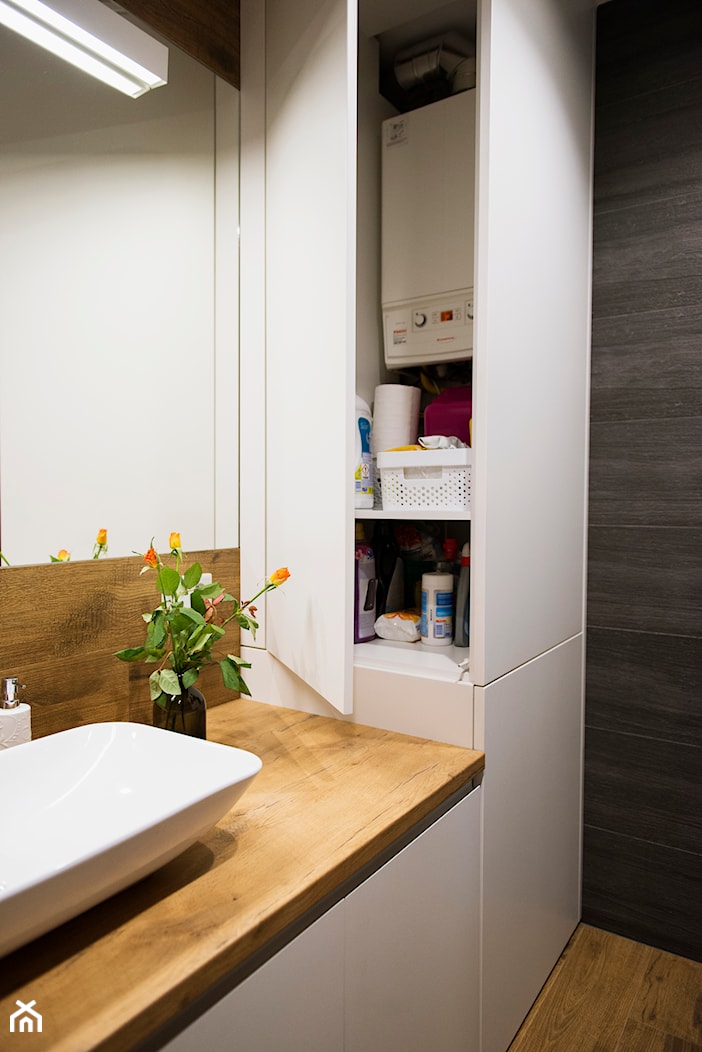 Grafitowo-drewniana łazienka - Mała na poddaszu bez okna łazienka, styl nowoczesny - zdjęcie od Renee's Interior Design - Homebook