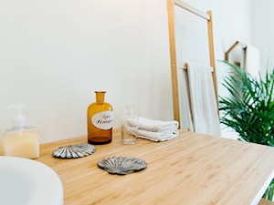 Umiłowanie prostoty - Mała łazienka z oknem, styl minimalistyczny - zdjęcie od Renee's Interior Design