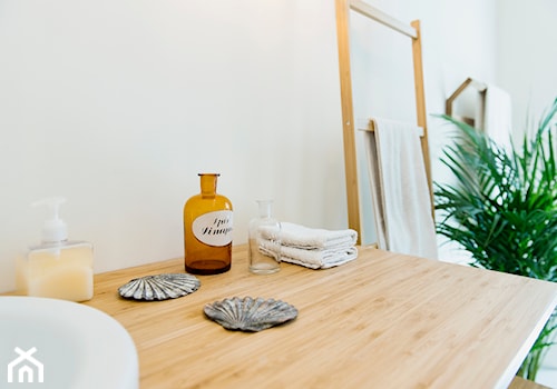 Umiłowanie prostoty - Mała łazienka z oknem, styl minimalistyczny - zdjęcie od Renee's Interior Design
