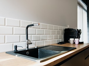 Kuchnia-grafit, biel i drewno - Mała otwarta biała szara z lodówką wolnostojącą z nablatowym zlewozmywakiem kuchnia jednorzędowa z oknem, styl nowoczesny - zdjęcie od Renee's Interior Design