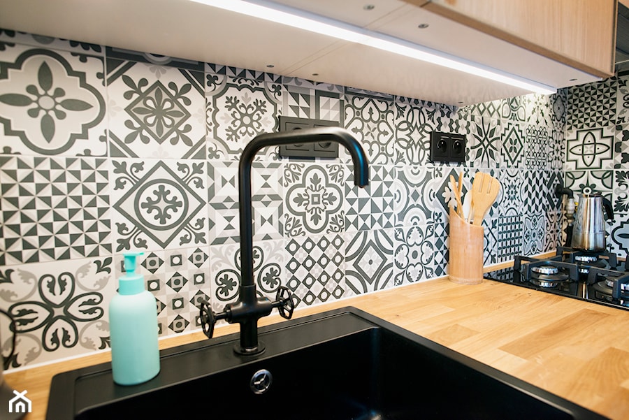 Urocza mikrokuchnia w duchu upcyclingu - Mała zamknięta biała czarna z zabudowaną lodówką kuchnia w kształcie litery l, styl nowoczesny - zdjęcie od Renee's Interior Design