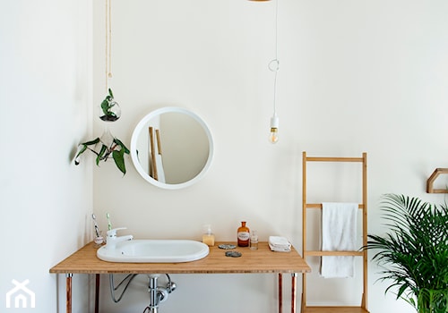 Umiłowanie prostoty - Mała bez okna z lustrem łazienka, styl minimalistyczny - zdjęcie od Renee's Interior Design