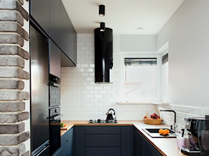Kuchnia-grafit, biel i drewno - Średnia zamknięta biała z zabudowaną lodówką z lodówką wolnostojącą z nablatowym zlewozmywakiem kuchnia w kształcie litery u z oknem, styl nowoczesny - zdjęcie od Renee's Interior Design