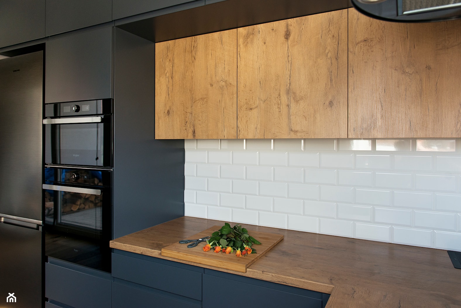 Kuchnia-grafit, biel i drewno - Średnia biała z zabudowaną lodówką kuchnia w kształcie litery l, styl nowoczesny - zdjęcie od Renee's Interior Design - Homebook