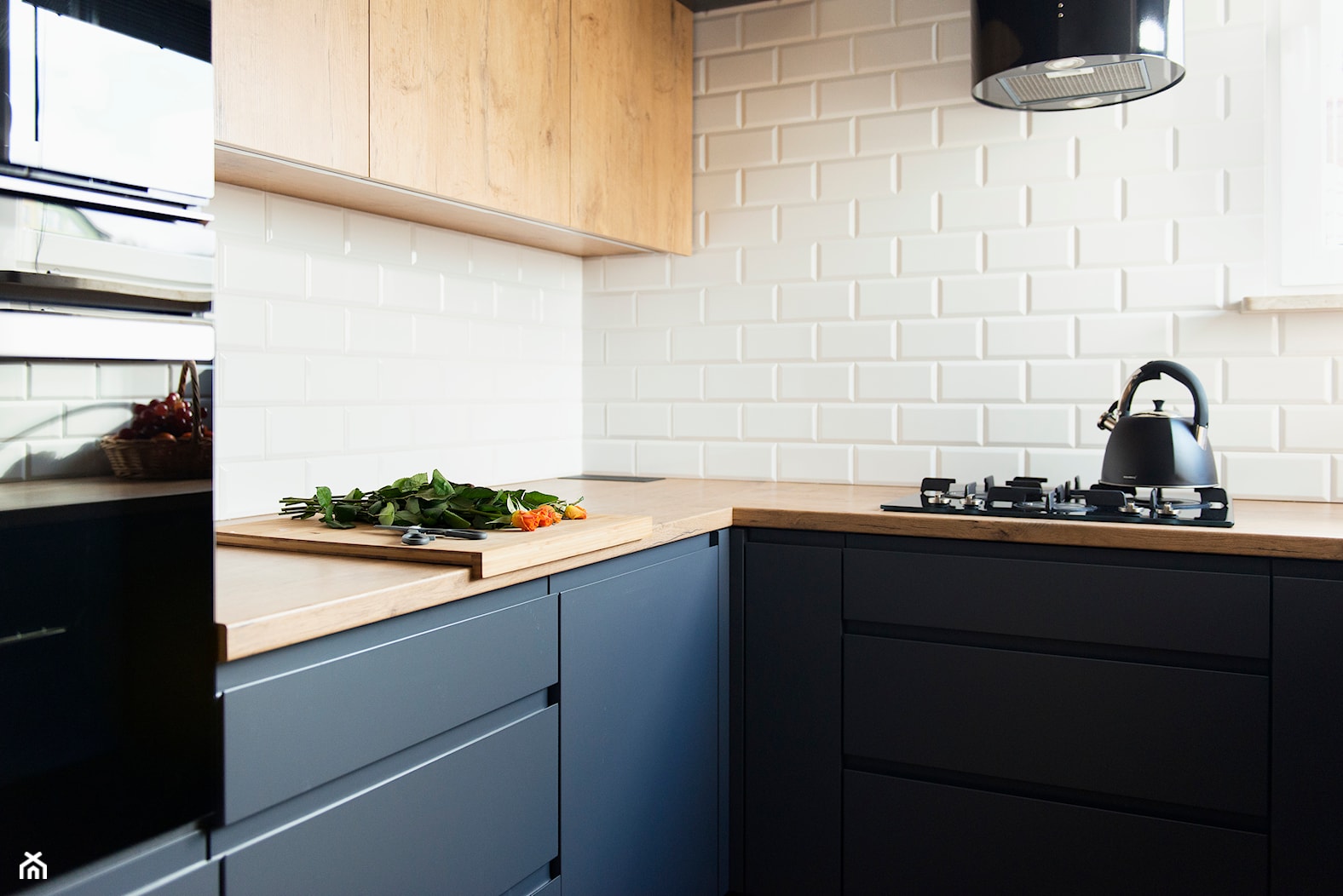 Kuchnia-grafit, biel i drewno - Mała otwarta biała z zabudowaną lodówką kuchnia z granatowymi frontami w kształcie litery l z oknem, styl nowoczesny - zdjęcie od Renee's Interior Design - Homebook