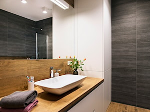 Grafitowo-drewniana łazienka - Mała na poddaszu bez okna z lustrem łazienka, styl nowoczesny - zdjęcie od Renee's Interior Design