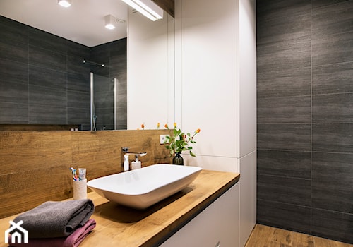 Grafitowo-drewniana łazienka - Mała na poddaszu bez okna z lustrem łazienka, styl nowoczesny - zdjęcie od Renee's Interior Design
