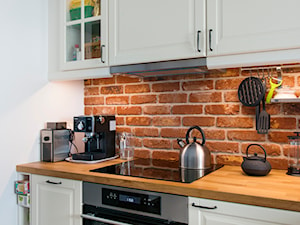 Rodzinnie i kolorowo - Mała biała z zabudowaną lodówką z lodówką wolnostojącą kuchnia jednorzędowa, styl tradycyjny - zdjęcie od Renee's Interior Design