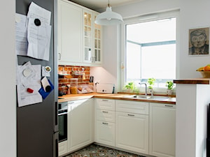 Rodzinnie i kolorowo - Średnia otwarta biała z zabudowaną lodówką z lodówką wolnostojącą z nablatowym zlewozmywakiem kuchnia w kształcie litery g z oknem, styl tradycyjny - zdjęcie od Renee's Interior Design