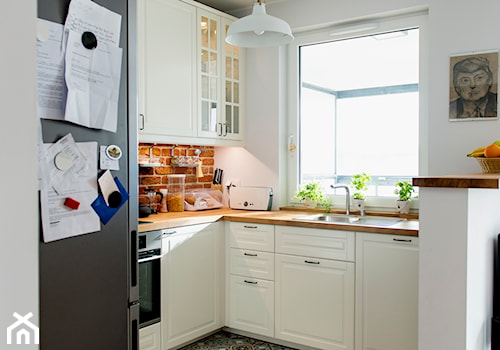 Rodzinnie i kolorowo - Średnia otwarta biała z zabudowaną lodówką z lodówką wolnostojącą z nablatowym zlewozmywakiem kuchnia w kształcie litery g z oknem, styl tradycyjny - zdjęcie od Renee's Interior Design