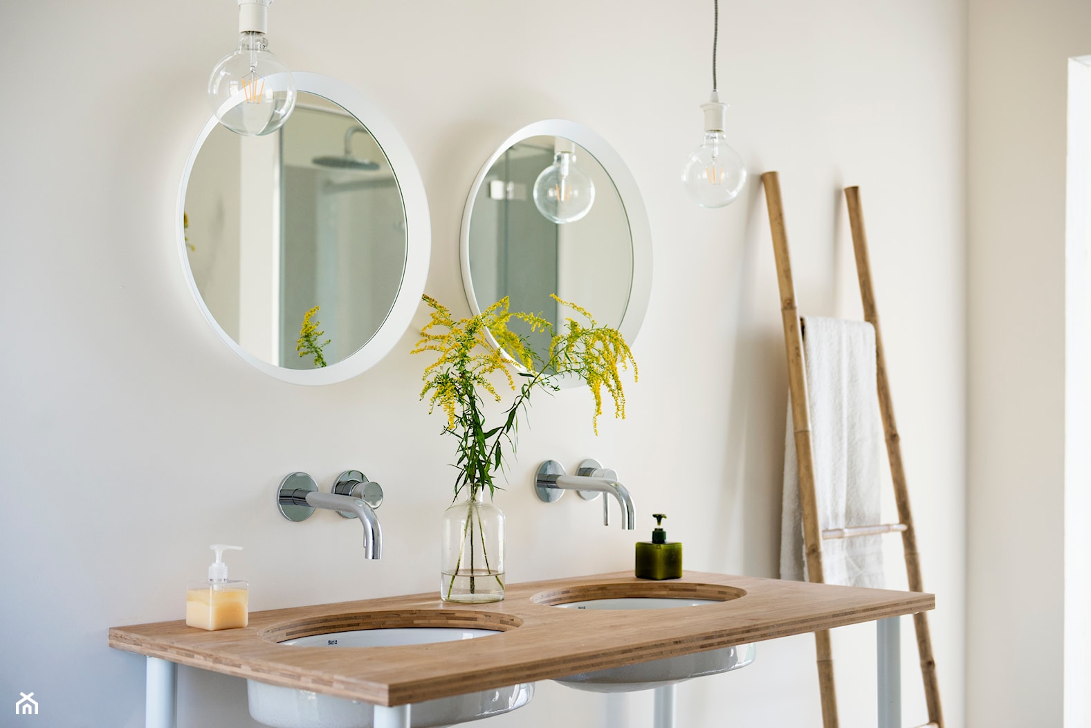 Łazienka wabi-sabi - Mała bez okna z lustrem z dwoma umywalkami łazienka, styl minimalistyczny - zdjęcie od Renee's Interior Design - Homebook