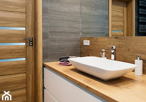 Grafitowo-drewniana łazienka - Mała na poddaszu bez okna łazienka, styl nowoczesny - zdjęcie od Renee's Interior Design