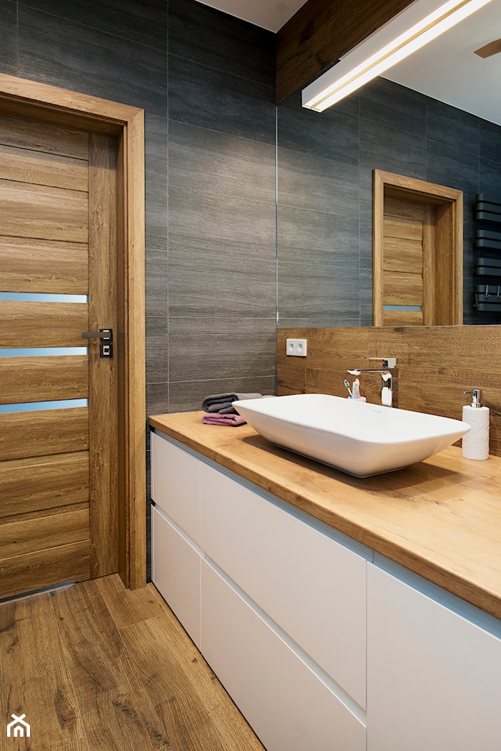 Grafitowo-drewniana łazienka - Mała na poddaszu bez okna łazienka, styl nowoczesny - zdjęcie od Renee's Interior Design - Homebook