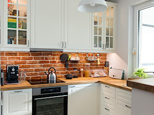 Rodzinnie i kolorowo - Mała otwarta biała kuchnia w kształcie litery u z oknem, styl tradycyjny - zdjęcie od Renee's Interior Design