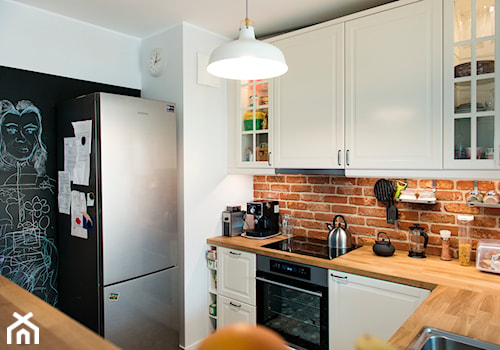 Rodzinnie i kolorowo - Mała biała czarna z lodówką wolnostojącą z podblatowym zlewozmywakiem kuchnia w kształcie litery u, styl tradycyjny - zdjęcie od Renee's Interior Design