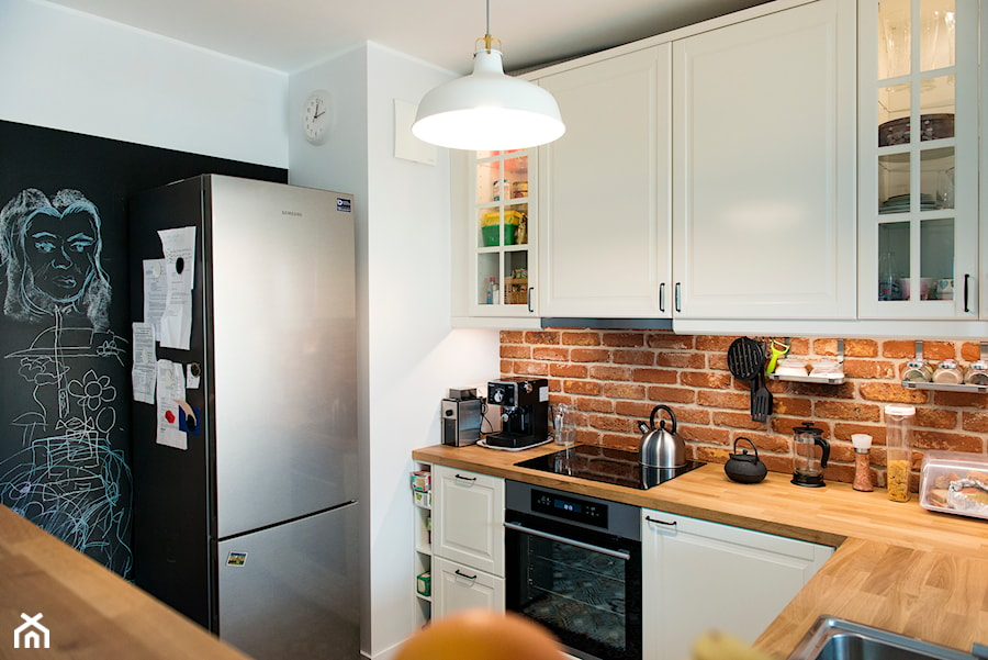 Rodzinnie i kolorowo - Mała biała czarna z lodówką wolnostojącą z podblatowym zlewozmywakiem kuchnia w kształcie litery u, styl tradycyjny - zdjęcie od Renee's Interior Design