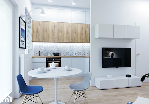 Kawalerka w błękicie - Mała otwarta z salonem biała z zabudowaną lodówką z nablatowym zlewozmywakiem kuchnia w kształcie litery l z oknem, styl nowoczesny - zdjęcie od Renee's Interior Design
