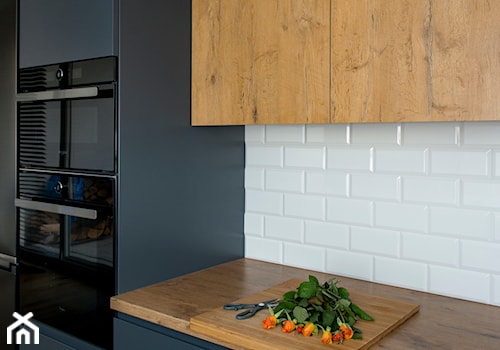 Kuchnia-grafit, biel i drewno - Średnia biała z zabudowaną lodówką kuchnia jednorzędowa, styl nowoczesny - zdjęcie od Renee's Interior Design