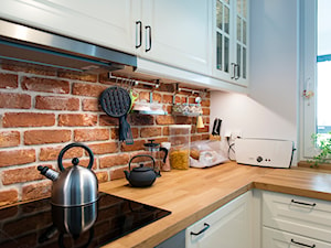 Rodzinnie i kolorowo - Mała zamknięta biała z zabudowaną lodówką z lodówką wolnostojącą kuchnia w kształcie litery l z oknem, styl tradycyjny - zdjęcie od Renee's Interior Design