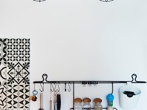 Urocza mikrokuchnia w duchu upcyclingu - Mała zamknięta biała kuchnia jednorzędowa, styl nowoczesny - zdjęcie od Renee's Interior Design