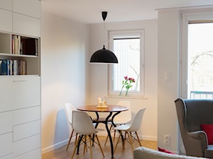 Przytulne mieszkanko dla dwojga - Mała szara jadalnia w salonie - zdjęcie od Renee's Interior Design