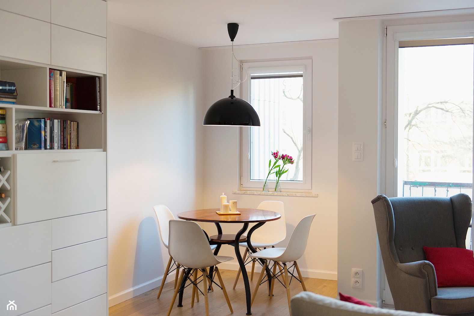 Przytulne mieszkanko dla dwojga - Mała szara jadalnia w salonie - zdjęcie od Renee's Interior Design - Homebook