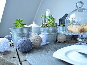 #konkurs Nasza jesienna jadalnia - Mała biała jadalnia jako osobne pomieszczenie, styl industrialny - zdjęcie od My Sweet Dreaming Home