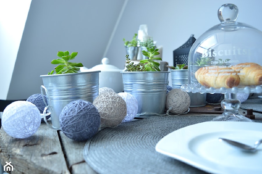 #konkurs Nasza jesienna jadalnia - Mała biała jadalnia jako osobne pomieszczenie, styl industrialny - zdjęcie od My Sweet Dreaming Home