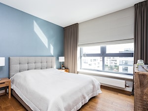 Mieszkanie z Miasteczka Wilanów - Średnia biała niebieska sypialnia, styl nowoczesny - zdjęcie od Michał Młynarczyk - Fotografia wnętrz