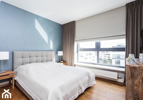Mieszkanie z Miasteczka Wilanów - Średnia biała niebieska sypialnia, styl nowoczesny - zdjęcie od Michał Młynarczyk - Fotografia wnętrz