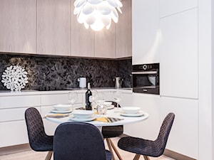 Mieszkanie - Warszawa Powiśle - Mała biała jadalnia w kuchni, styl nowoczesny - zdjęcie od Michał Młynarczyk - Fotografia wnętrz