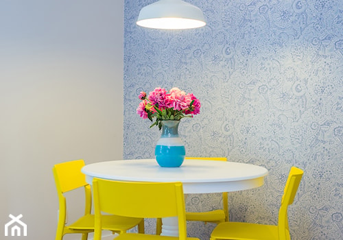 Wnętrza - portfolio - Mała niebieska szara jadalnia jako osobne pomieszczenie, styl minimalistyczny - zdjęcie od Michał Młynarczyk - Fotografia wnętrz