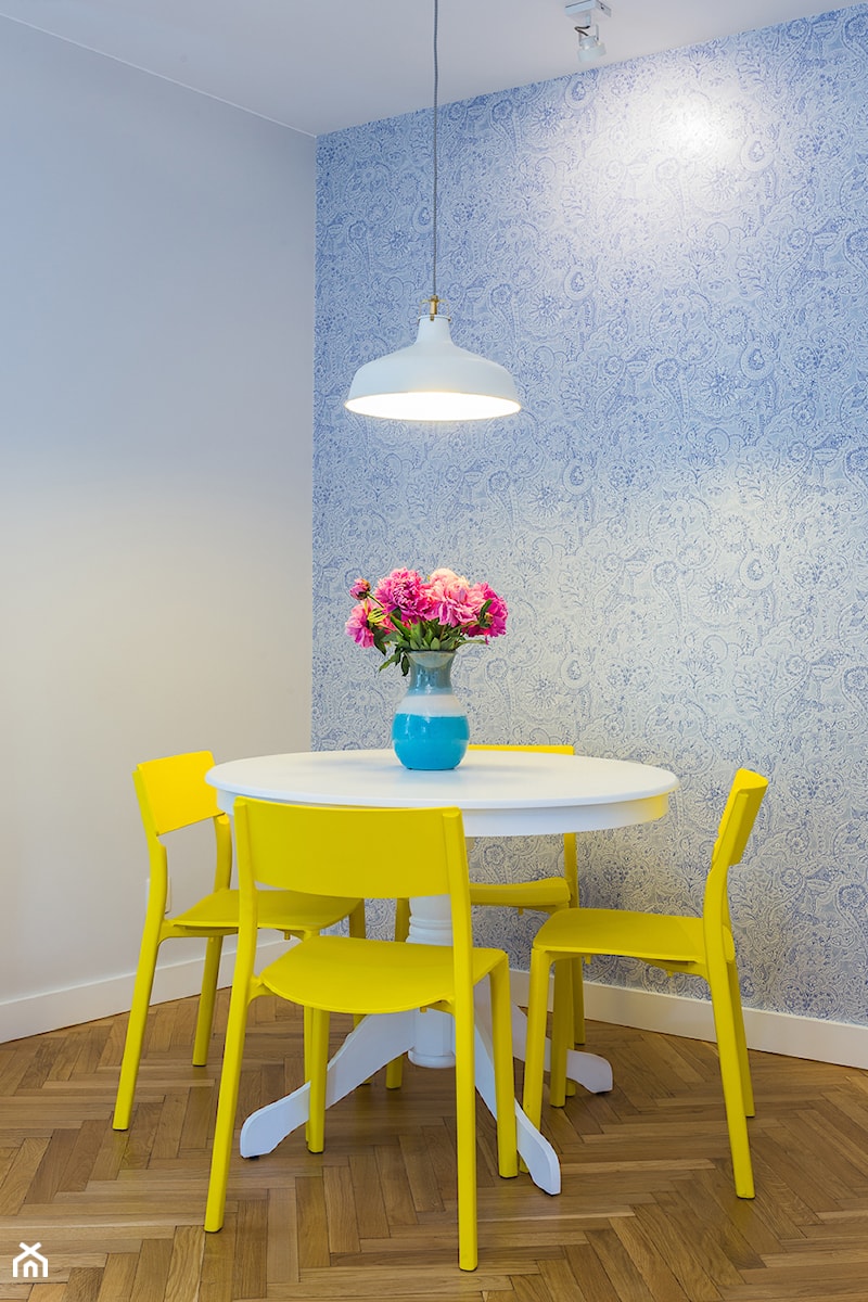 Wnętrza - portfolio - Mała niebieska szara jadalnia jako osobne pomieszczenie, styl minimalistyczny - zdjęcie od Michał Młynarczyk - Fotografia wnętrz