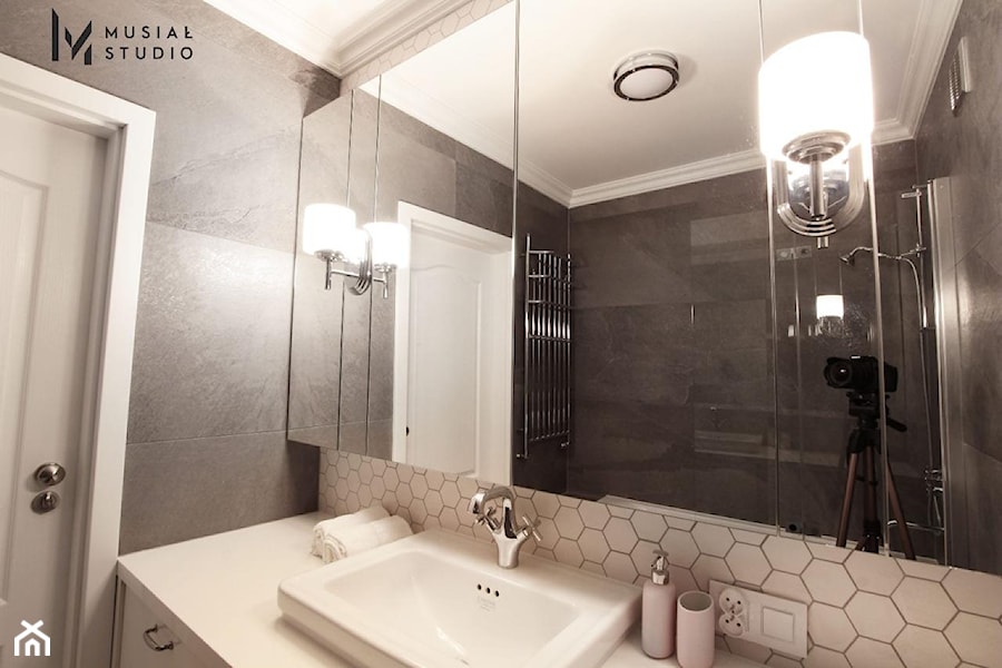 Zdecydowana Ślężna - Mała na poddaszu bez okna z lustrem łazienka, styl glamour - zdjęcie od Musiał Studio