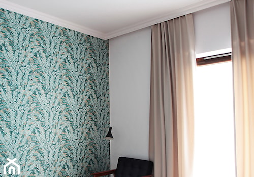 Współczesna elegancja - Mała czarna szara sypialnia, styl glamour - zdjęcie od Musiał Studio