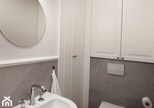Zdecydowana Ślężna - Mała na poddaszu bez okna łazienka, styl glamour - zdjęcie od Musiał Studio