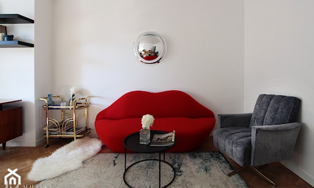 czerwona sofa w salonie