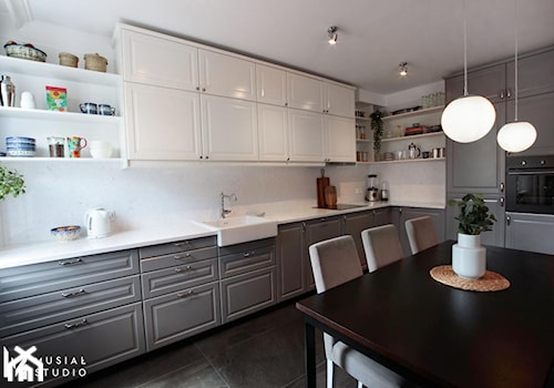 Zdecydowana Ślężna - Duża otwarta z salonem biała z zabudowaną lodówką z podblatowym zlewozmywakiem kuchnia w kształcie litery l, styl glamour - zdjęcie od Musiał Studio