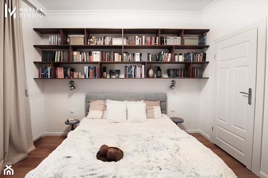 Współczesna elegancja - Mała szara sypialnia, styl glamour - zdjęcie od Musiał Studio