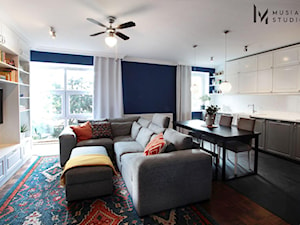 Zdecydowana Ślężna - Mały niebieski szary salon z kuchnią z jadalnią, styl glamour - zdjęcie od Musiał Studio