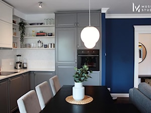Zdecydowana Ślężna - Średnia zamknięta z kamiennym blatem niebieska szara z zabudowaną lodówką kuchnia w kształcie litery l, styl glamour - zdjęcie od Musiał Studio