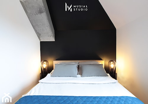 Industrialny Ołtaszyn - Mała biała czarna sypialnia na poddaszu, styl industrialny - zdjęcie od Musiał Studio