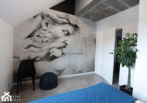 Industrialny Ołtaszyn - Średnia biała szara sypialnia na poddaszu, styl industrialny - zdjęcie od Musiał Studio