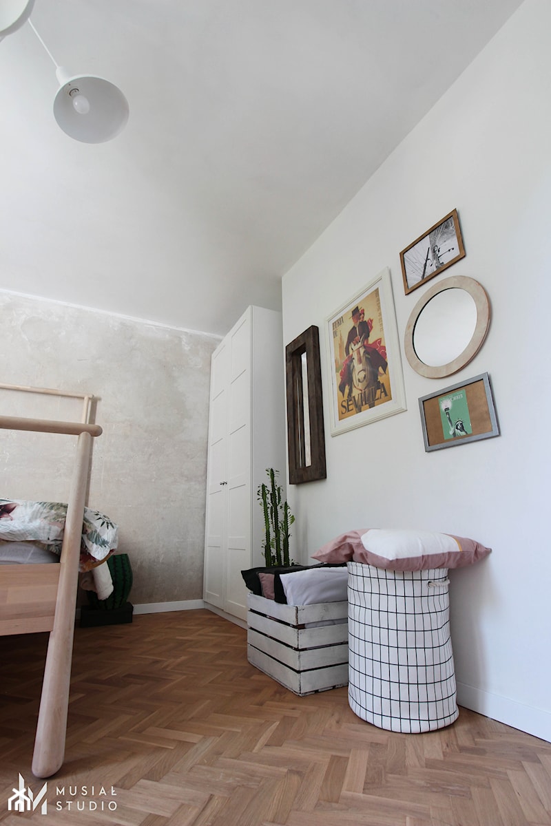 Eklektyczne śródmieście we Wrocław - Mała biała szara sypialnia, styl nowoczesny - zdjęcie od Musiał Studio