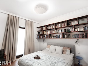 Współczesna elegancja - Mała biała sypialnia, styl glamour - zdjęcie od Musiał Studio