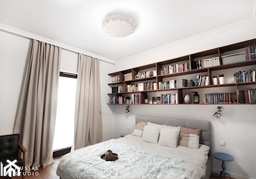 Współczesna elegancja - Mała biała sypialnia, styl glamour - zdjęcie od Musiał Studio